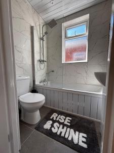 Roomy 3BR Home with Wi-Fi & Parking, Ideal for Extended Stays, Near M5 & M6