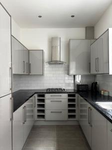 Spacious 4BR Home, Perfect for Long Stays, WiFi & Parking, Access to M5-M6