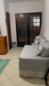 Casa em condomínio a poucos passos da praia