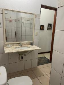 Casa em condomínio a poucos passos da praia