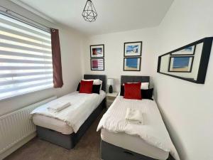 Aisiki Stays Apartment at Chiltern View - 5-Bedroom & 2-Bathroom, Pet Friendly House with Garden, King Size or Single Beds with Free WiFi and Parking Space