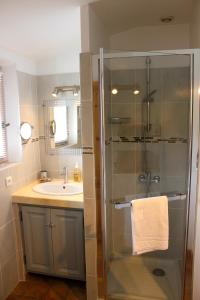 B&B / Chambres d'hotes B&B La Badelle : Chambre Lits Jumeaux avec Salle de Bains Privative