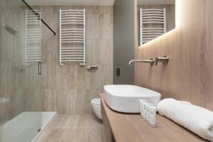 Stylish Apartment with Air Conditioning and Underground Parking by Noclegi Renters