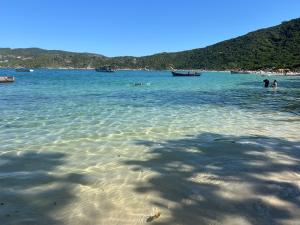 Apartamento aconchegante vista mar e piscina em cond de Arraial do Cabo