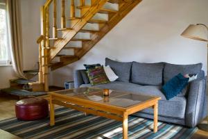 Przytulny dom w sosnowym lesie nad rzeką i jeziorem