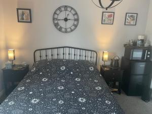 Cosy home from home with PRIVATE BATHROOM - FREE PARKING