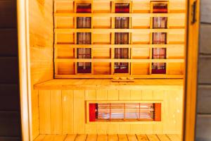 TranquilHaus! 3BR Retreat with Spa Saunas, Hot Tub & Garden Cinema