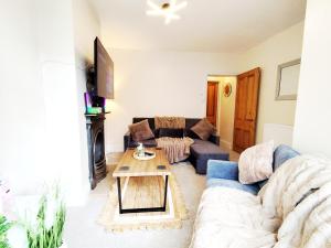 Peak District Cottage Sleeps 6 and has Projectors in each room