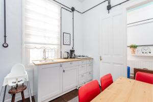 9 Person Garden Home 5min to Clock Tower