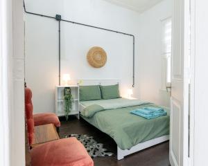 9 Person Garden Home 5min to Clock Tower