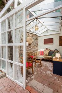 9 Person Garden Home 5min to Clock Tower