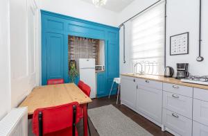 9 Person Garden Home 5min to Clock Tower