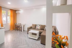 Apartment "B" with a separate bedroom