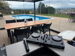 Luxury Villa Rafaela Οικογενειακή βίλα με ιδιωτική πισίνα, BBQ κ παιχνίδια Ιδανική για οικογένειες με παιδια