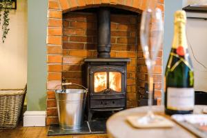 Beautiful Cozy Cottage in Sandbach by 53 Degrees Property, Sleeps 4 with FREE Parking