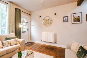 Beautiful Cozy Cottage in Sandbach by 53 Degrees Property, Sleeps 4 with FREE Parking