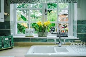 Beautiful Cozy Cottage in Sandbach by 53 Degrees Property, Sleeps 4 with FREE Parking