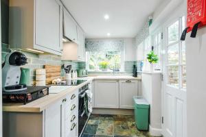 Beautiful Cozy Cottage in Sandbach by 53 Degrees Property, Sleeps 4 with FREE Parking