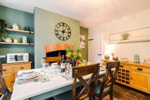 Beautiful Cozy Cottage in Sandbach by 53 Degrees Property, Sleeps 4 with FREE Parking