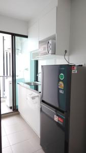 1163 Monthly Condo Skytrain Minutes away Full Kitchen and Bath! 30bkk