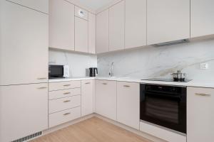 Michalczyka Wrocław Modern Apartment with Parking and Balcony next to the Odra River by Noclegi Renters