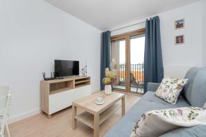 Michalczyka Wrocław Modern Apartment with Parking and Balcony next to the Odra River by Noclegi Renters