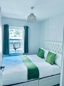Dover Ferry Apartments x 2 Sleeps 10 with parking and castle views