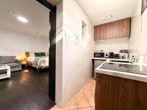 Sydney spacious self-contained studio near Sydney CBD Hotel lobby
