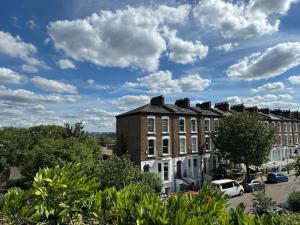 Airy hillside flat with views