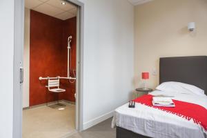 Hotels Hostellerie Bon Pasteur : Chambre Triple Premium - Accessible aux Personnes à Mobilité Réduite