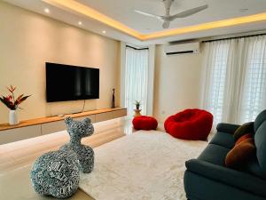Modern 4 Bedrooms House 14 min to Airport