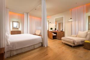 Junior Suite - Arno River View room in Continentale - Lungarno Collection