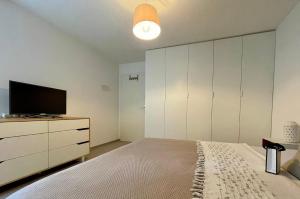 LAUSANNE PULLY sunny apartment on lakeside street and direct bus to Lausanne train station