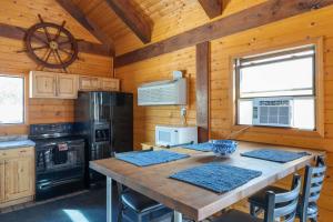 Lighthouse Lodge Pool House - Lakefront studio on the pool deck