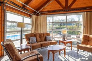 Lighthouse Lodge Pool House - Lakefront studio on the pool deck