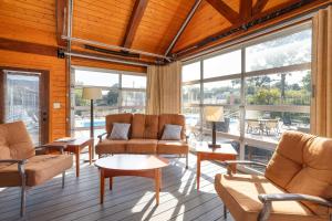 Lighthouse Lodge Pool House - Lakefront studio on the pool deck