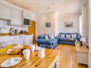 2 Bed in Tenby 88608