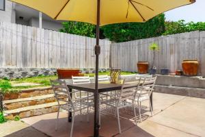 2BR-2 mins to Ocean-Sleeps 8-Pets