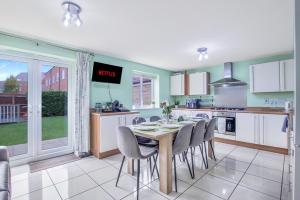 4Bed 3 Bath Home I Sleeps 7-9 I Family & Contractors I Parking