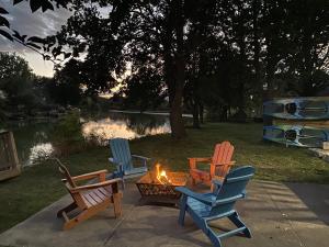 Creekside Cottage - kayak, SUP, fishing, game room, steps to the beach