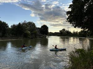 Creekside Cottage - kayak, SUP, fishing, game room, steps to the beach