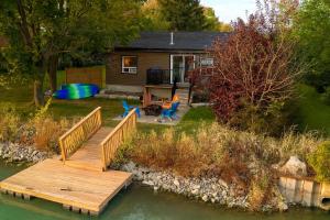 Creekside Cottage - kayak, SUP, fishing, game room, steps to the beach