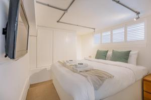 Quirky loft style apartment, 3DBR, Battersea
