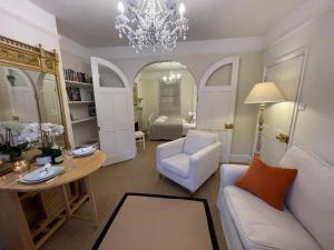Luxury Boutique Duchess Suite in Historic Centre