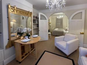 Luxury Boutique Duchess Suite in Historic Centre
