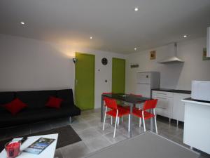 Charmant Gîte Moderne avec Terrasse, Proche Épinal & Nancy, Idéal pour Motards & Randonnées - FR-1-589-262