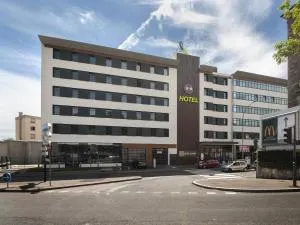 B&B HOTEL Lyon Ouest Tassin - 利雪