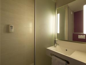 Hotels B&B HOTEL Lyon Caluire Cite Internationale : photos des chambres