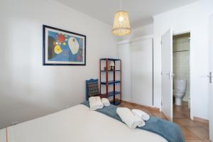 Cozy 2BR Apartment in Albufeira with Balcony, by Hopstays