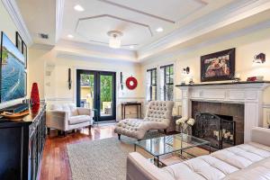 Palm Haven - Tropical Chic Home with Pool in Grandview Heights